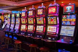 Antarmuka aplikasi mahajitu menampilkan berbagai kategori permainan termasuk football betting, live dealer, dan slot games